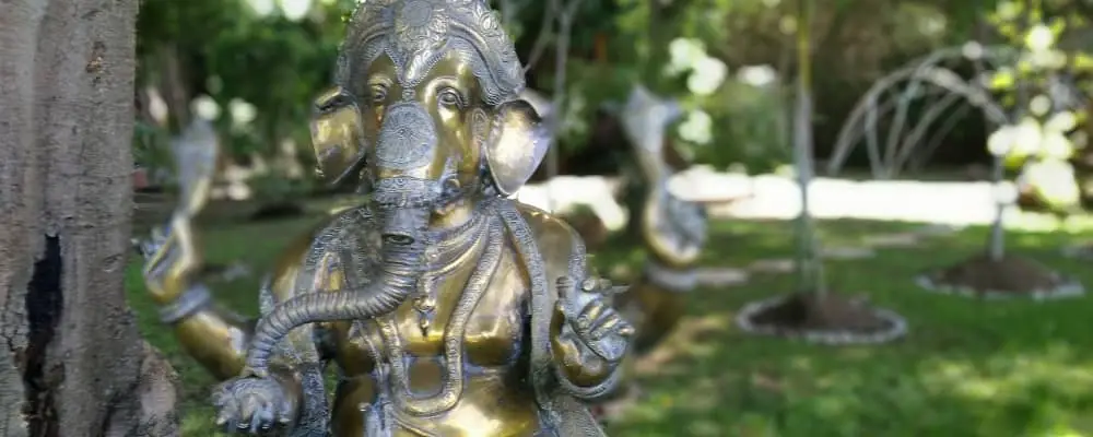 Figura de Ganesha en el jardín de la clínica del Centro Ayurveda